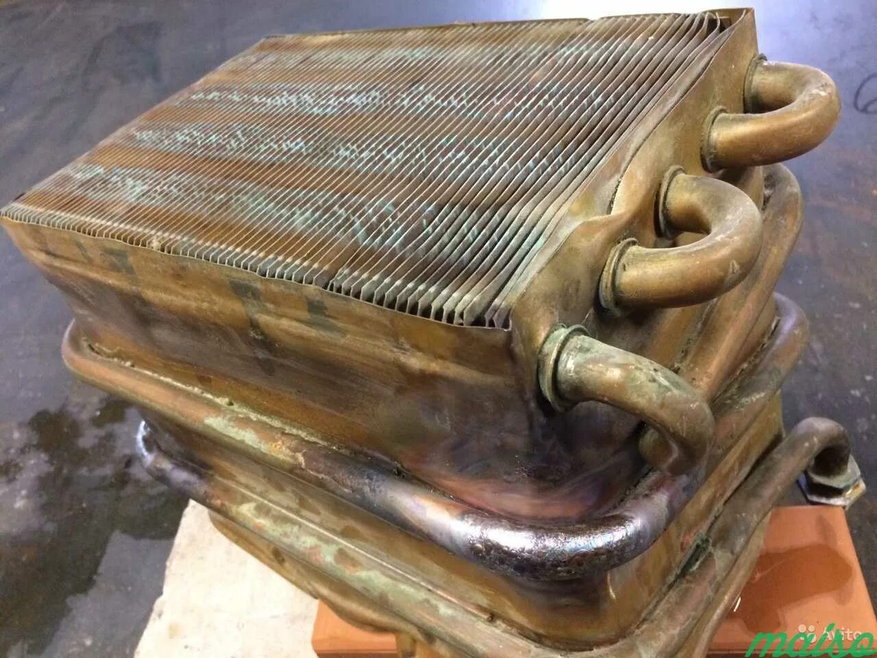 Прогоревший теплообменник газовой колонки. Пайка газовой колонки спб. Запаять медный теплообменник газовой колонки. Пайка газовой колонки спб. Пайка медных теплообменников газовых колонок.