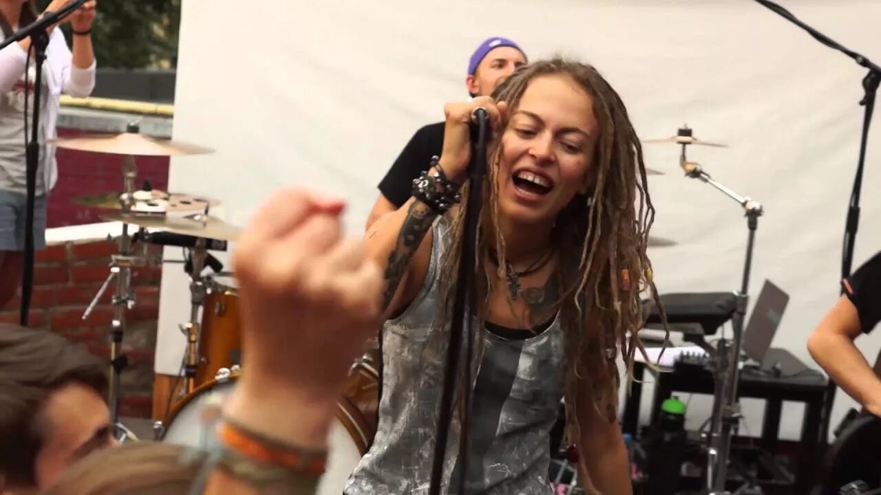 Алаи оли зачем ты под черного легла. Группа Alai oli. Alai oli солистка. Долбаный космос Alai oli. Alai oli обложка.