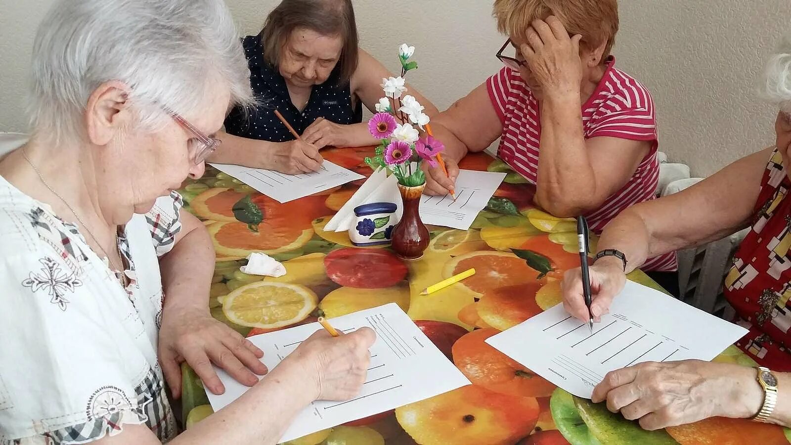 Занятия в домах престарелых. Занятия для пожилых людей. занятия с пожилыми людьми с деменцией. пенсионеры. занятия для пожилых с деменцией.