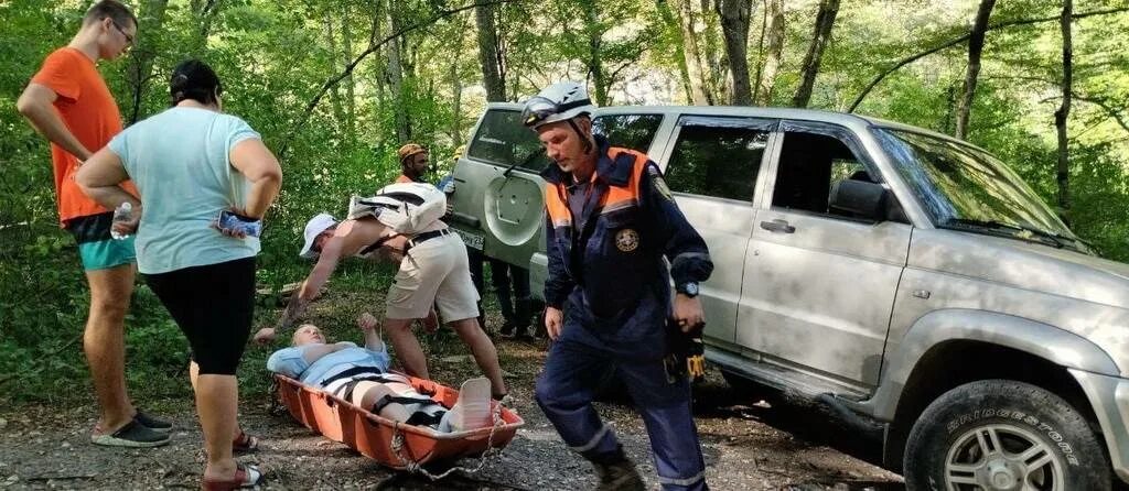 Женщина в квартире. Служба спасения сочи му. Мостик спасателя. Пожары в бузулукский бор в самарской 2021. Эмблемы службы спасения автомобилей.