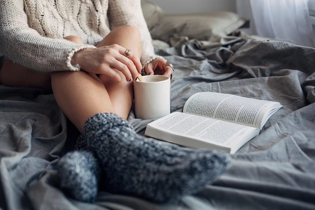Книга ты я постель сейчас же. Девушка в пледе. Плед и чай. Девушка в пледе с чаем. Девушка с книжкой и кофе.