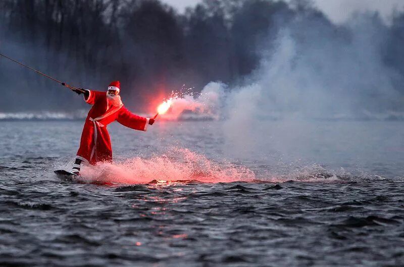 Жертвы нового года. Дед Мороз в лодке. Новогодняя лодка. Новый год рыбалка.