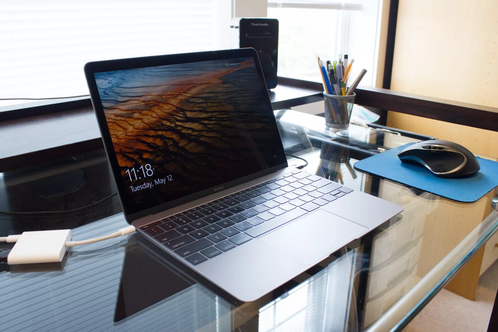 Ноутбуки с тач баром. Ноутбук документы. Acer v5-122p. Компьютер и человек. Макбук эйр.