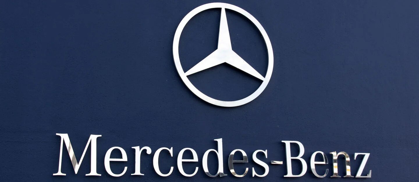 Mercedes benz fashion week. Мерседес-бенц (mercedes-benz). Мерседес бенц текст. Мерседес лого. Мерседес бенц текст.