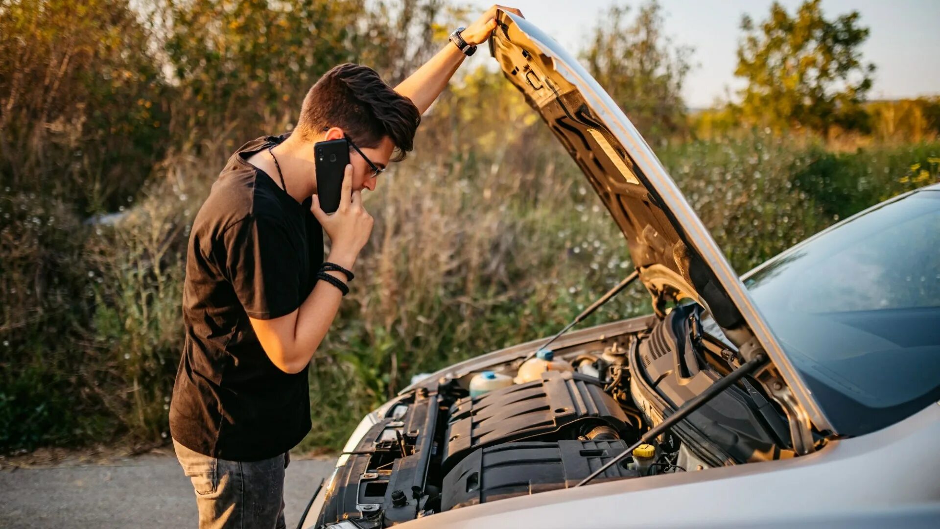 My car broken down. Надежные машины. Машины для женщин. Надежный автомобиль. Поломка автомобиля.