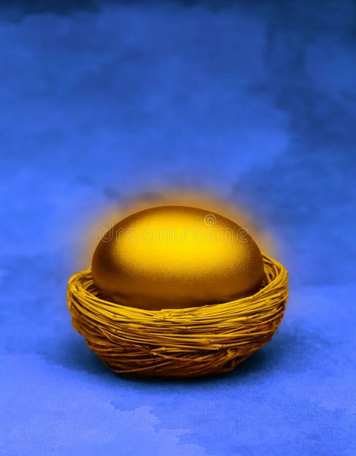 Яйца снизу. Золотое яйцо. Яйцо золото. Яйца Иисуса. Серебряное блюдечко и золотое яичко.