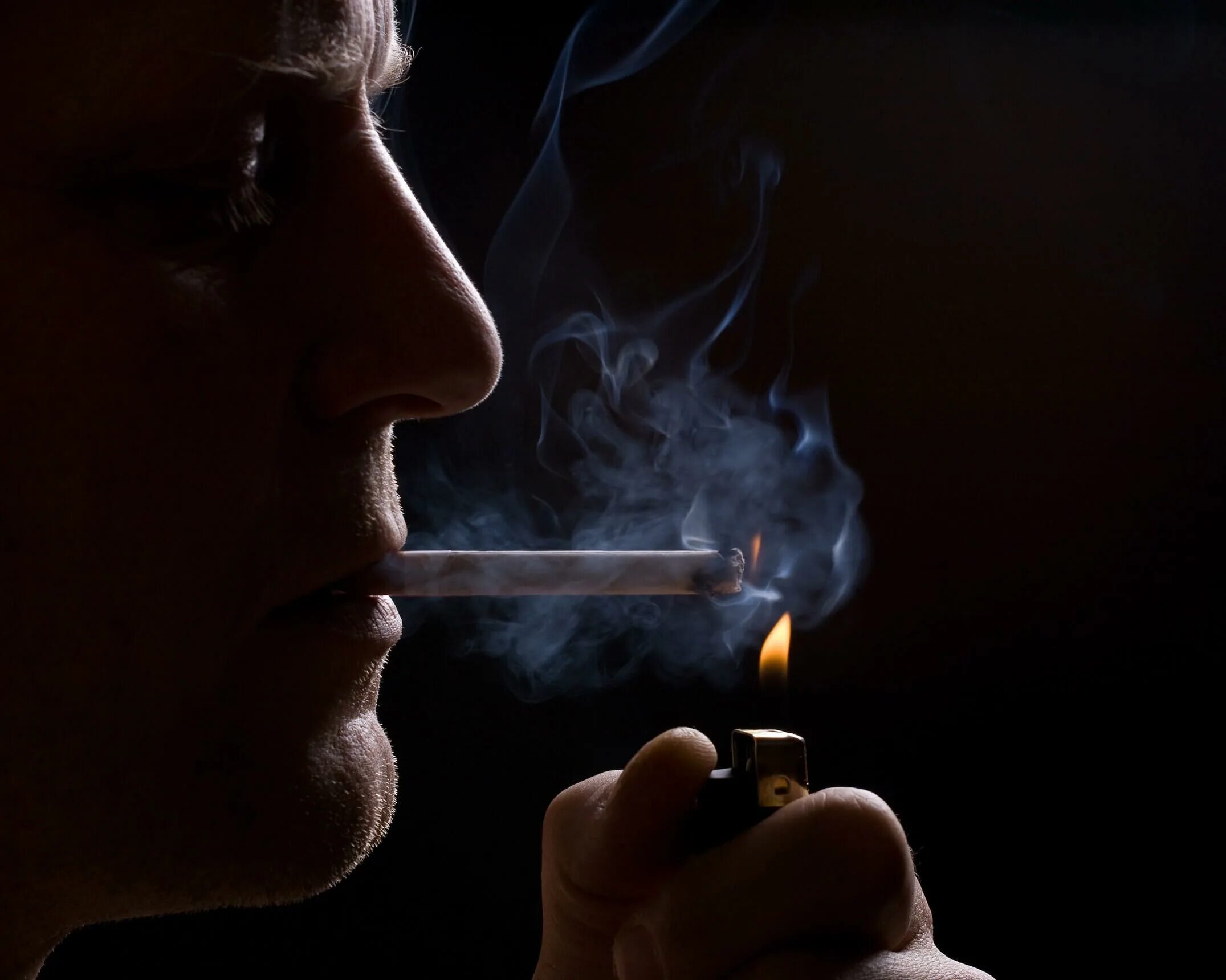 Курящий человек. Человек курит сигарету. Человек крутсигарету. Сигаретный дым дорогой коньяк песня