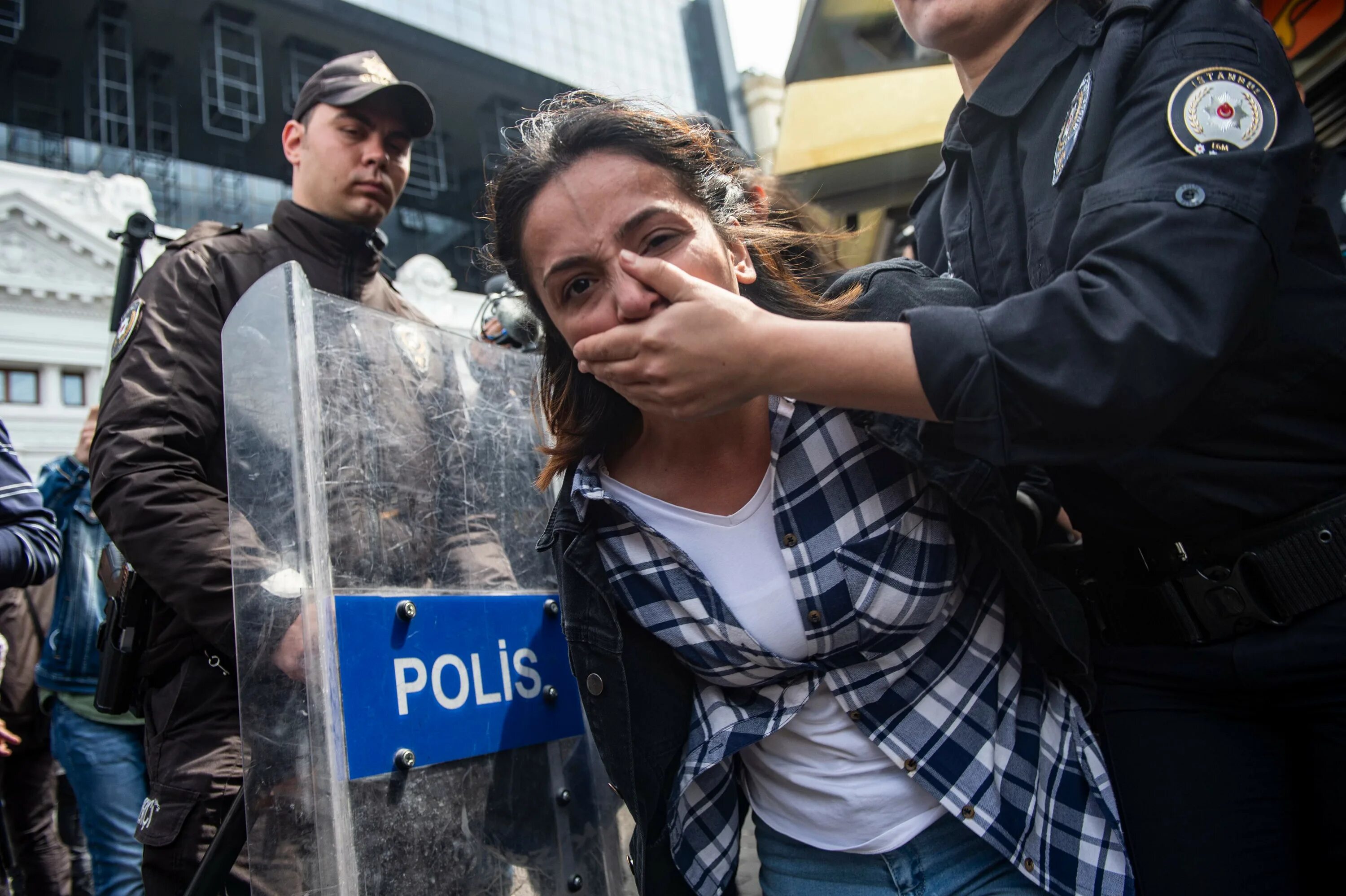 Небольшая группа людей для выражения протеста. Полиция в Стамбуле. Стамбульские полицейские. Протесты Таксим. Протесты в Турции.