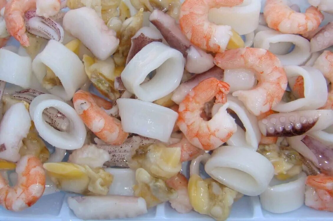 Можно ли в пост есть мидии креветки. Морской коктейль "Seafood" Mix. Морской гребешок, мидии, креветки, кальмары. Морской коктейль креветки кальмары мидии. Ассорти мидии кальмары креветки.