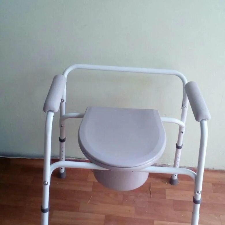 Кресло-туалет широкий 10589. Стул-туалет для пожилых людей и инвалидов. Туалет для инвалидов. Туалет для инвалидов и пожилых. Туалет для больных пожилых купить