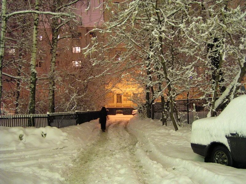 Двор зимой. Двор в снегу Москва. Зимний двор метель. Заснеженный двор ночью. Был прийти в декабре