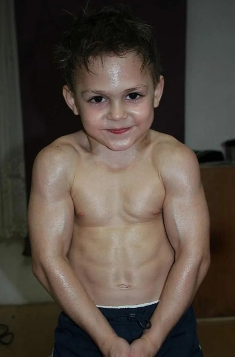 Джулиано строе с братом. Джулиано строе мускулы. Пухленький мальчик. Джулиано строе 2014. Слабый ребенок.