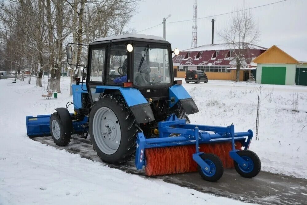 Щетка на мтз 82.1. Трактор МТЗ 82.1 С отвалом и щеткой. МТЗ Беларус 82.1 отвал щетка. Трактор-щетка МТЗ 82.1 уборка снега. Отвал на МТЗ 82.1.