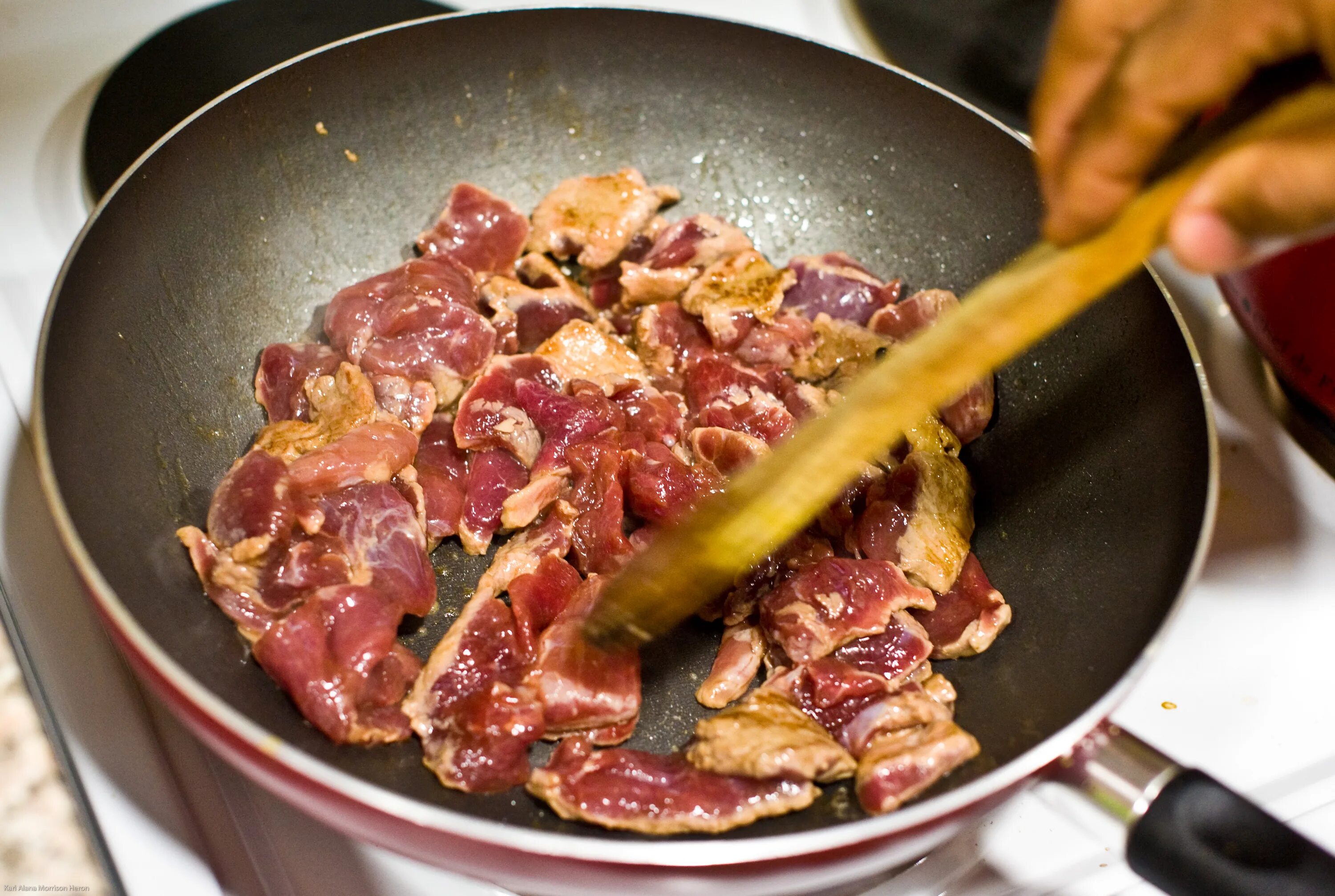 Приготовление мяса в масле