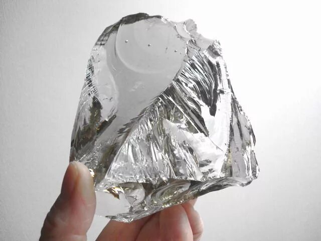 Кусок стекла. Осколки стекла. Разбитый кристалл. Разбитое стекло. Осколки стекла.