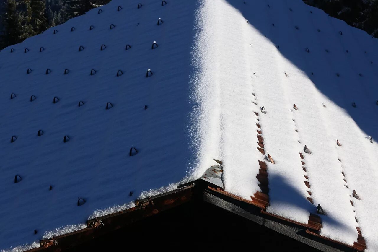 Снег на крыше. Кровля зимой. Заснеженная крыша. Снег на кровле. Падает снег крыши делать