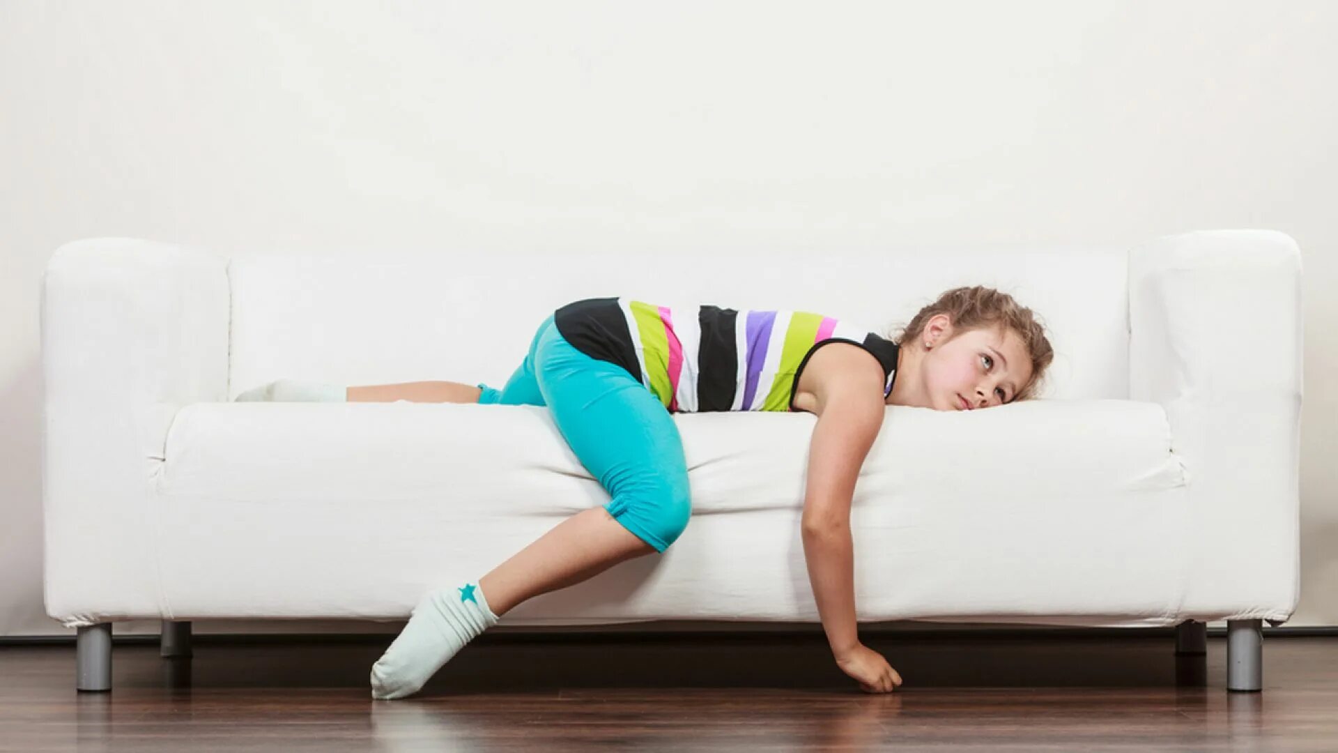 Мужик с джойстиком. Человек лежит на диване. Компьютер лежит. Играет в приставку. Лежать и играть.