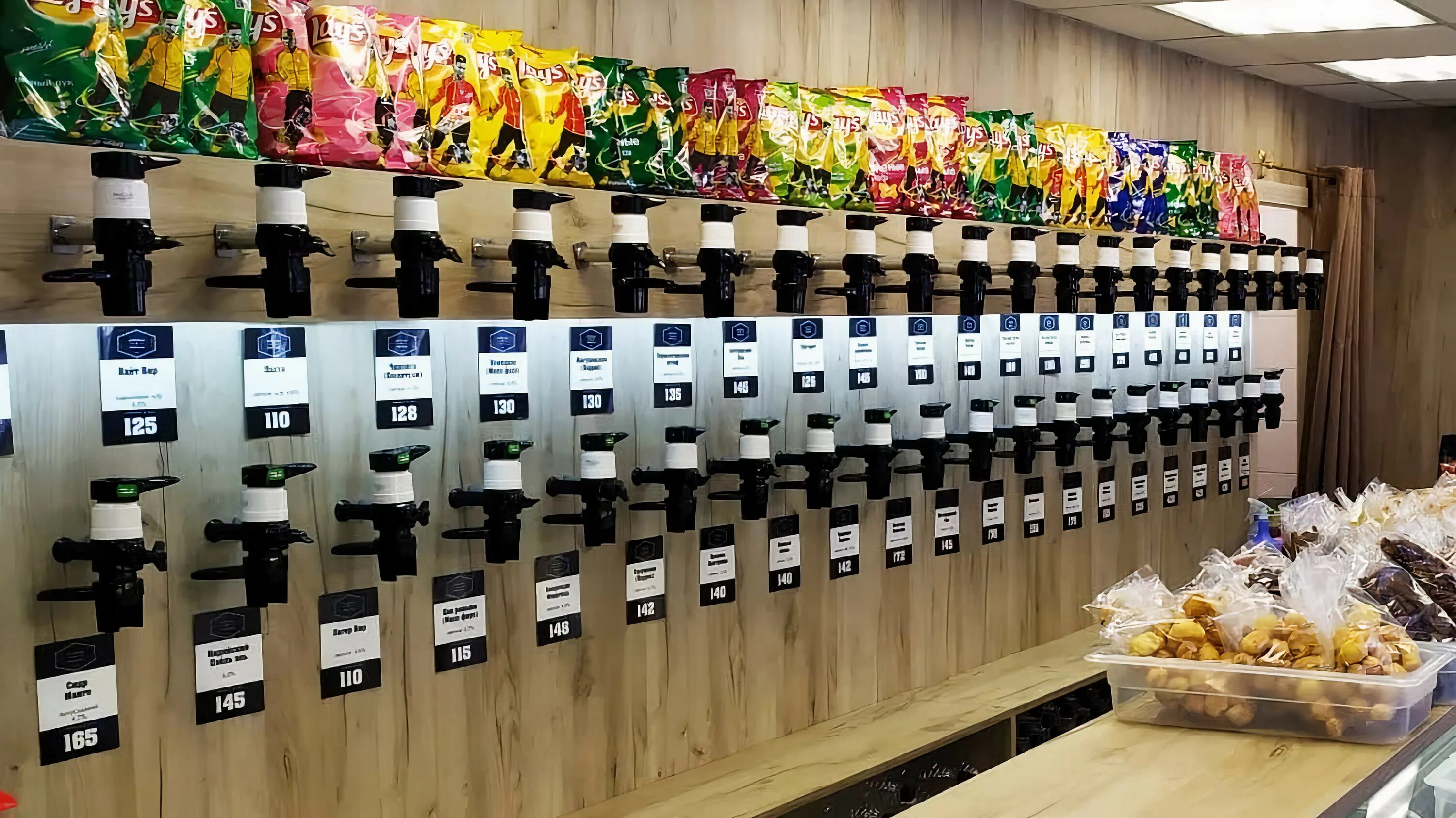 Фасад продуктового магазина. Магазин надо идти. Магазин надо идти. Зашел в магазин. Магазин надо идти.