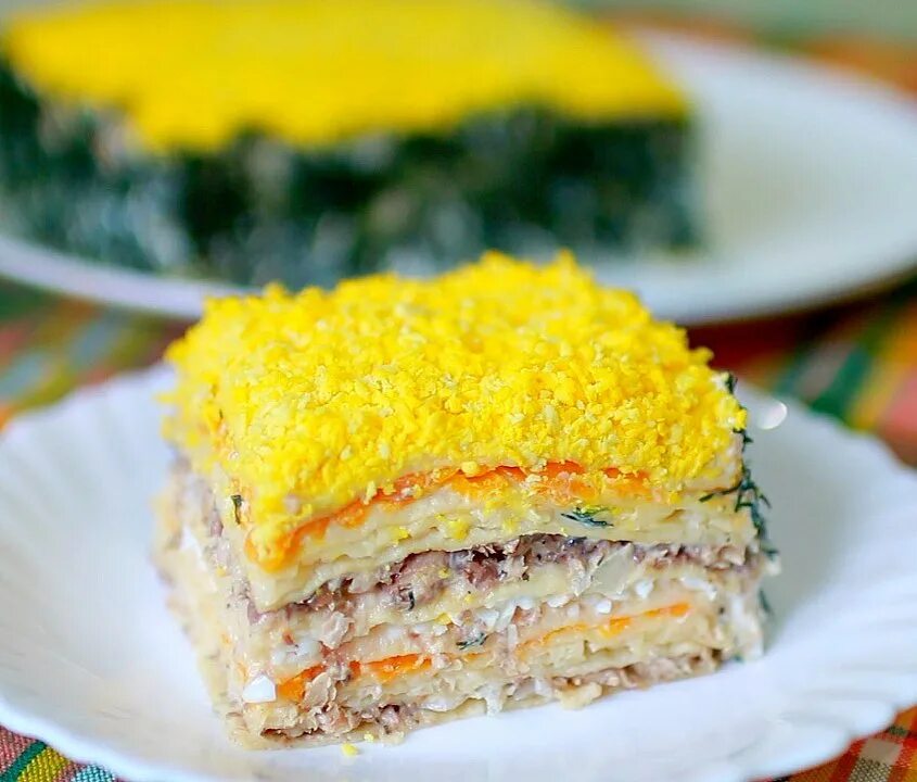 закусочный торт наполеон мимоза. закусочный торт из вафельных коржей. закусочный торт наполеон с рыбной консервой. несладкие блюда с вафельными коржами. селедочный торт на вафельных.