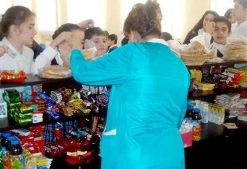 В школьном буфете диалог