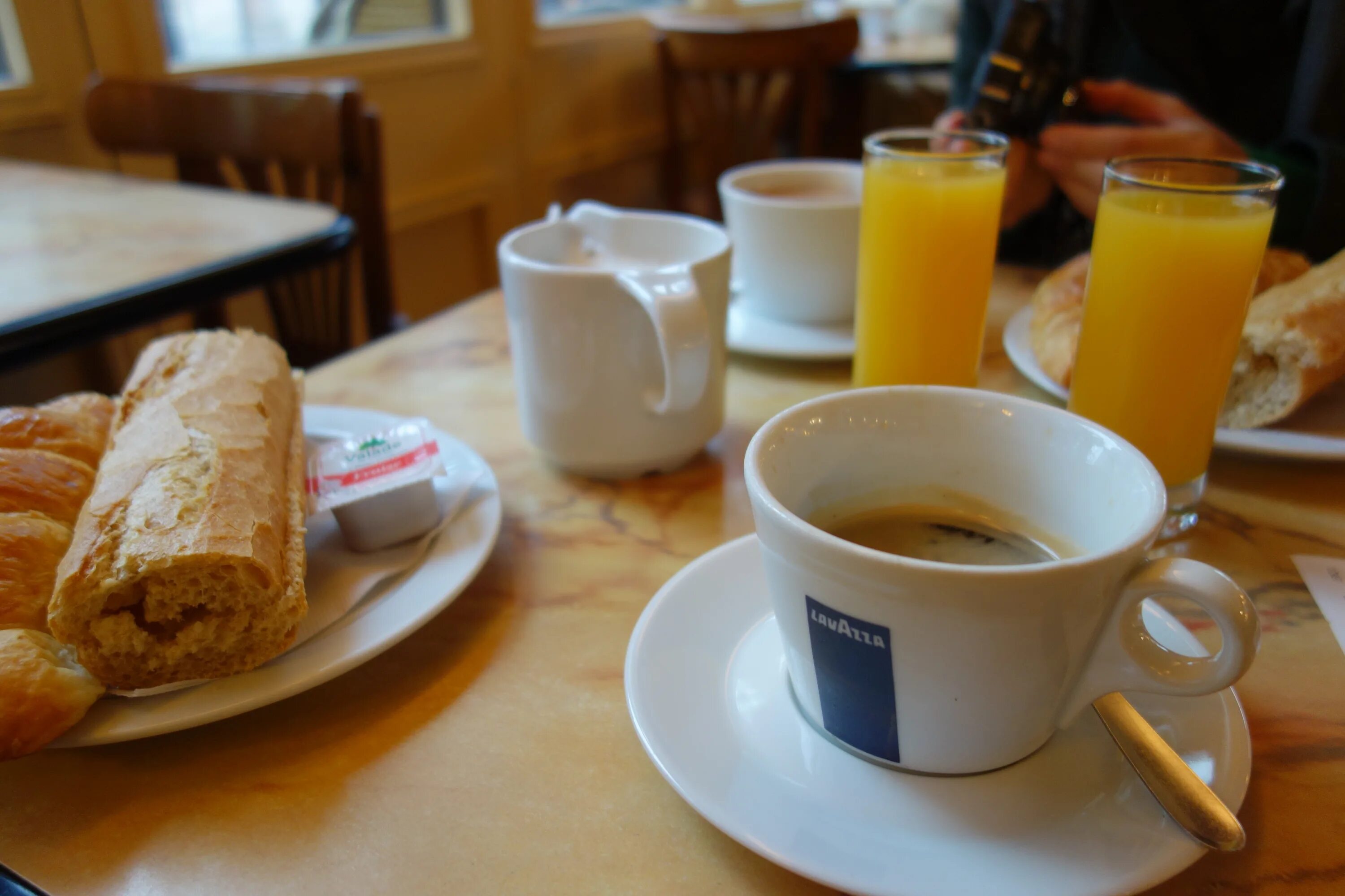 Завтрак с апельсиновым соком. Завтрак в кафе. Кофе с апельсиновым соком. Завтрак с кофе в кафе. Апельсиновый сок на завтрак