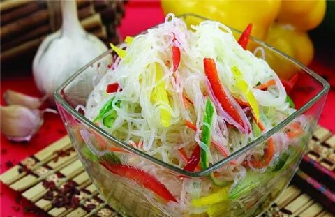 Салат из фунчозы с огурцом и перцем