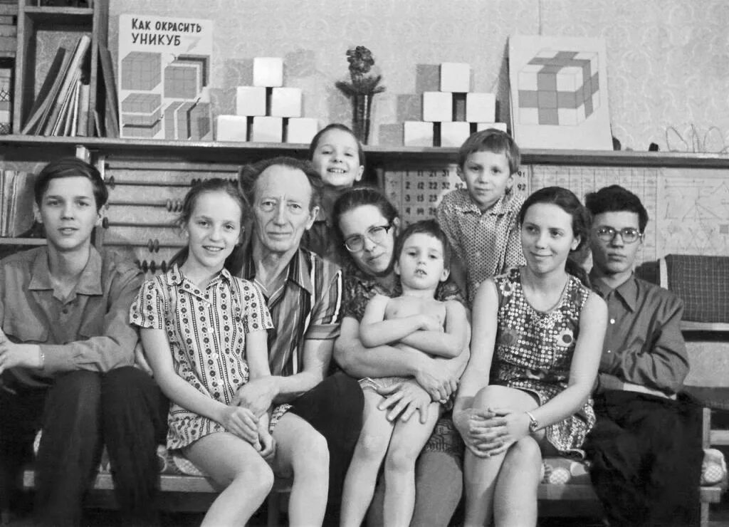 Семья советских семь детей. Борис и елена никитины. борис павлович и елена алексеевна никитины. борис никитин семья. борис павлович никитин семья.