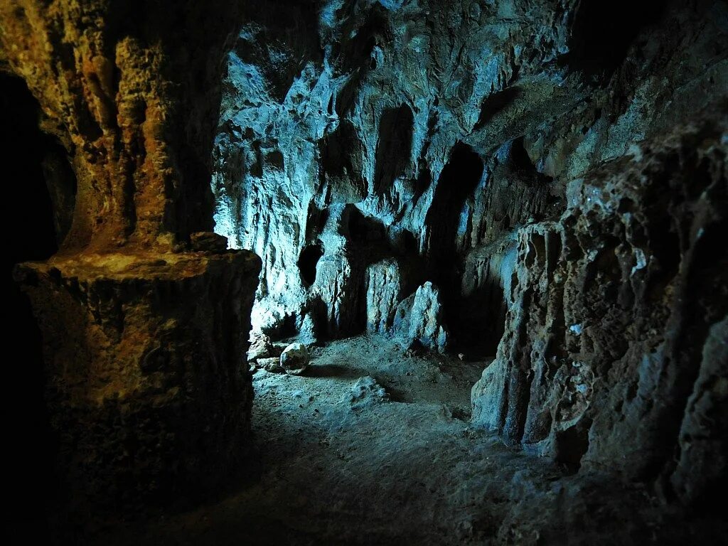 Caves de. Пещера тэнара. Пещера Горхема. Лунгушаньская пещера. Небольшая пещера.