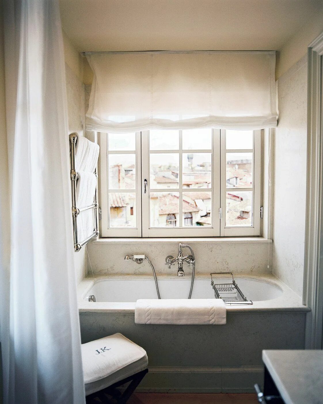 Небольшая ванная с окном. Окно в ванной в хрущевке. Окно в ванную в хрущевке. Маленькая ванная с окном.