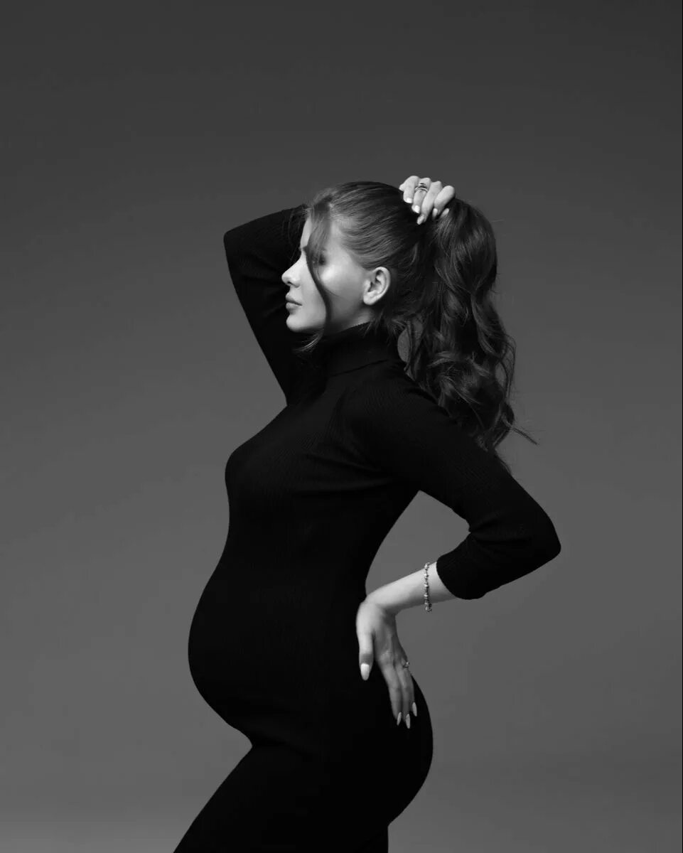 Черную беременную девушку. Сиара беременная. Фотосессия беременной. Силуэт беременной женщины. Беременная белая девушка.