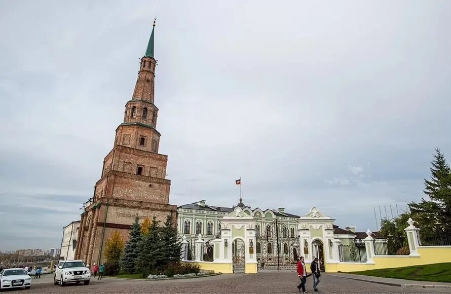 Башня сююмбике. Падающая башня сююмбике в казани. Наклон башни сююмбике. Башня сююмбике царица казанская. Башня казань падающая сююмбике на белом фоне.