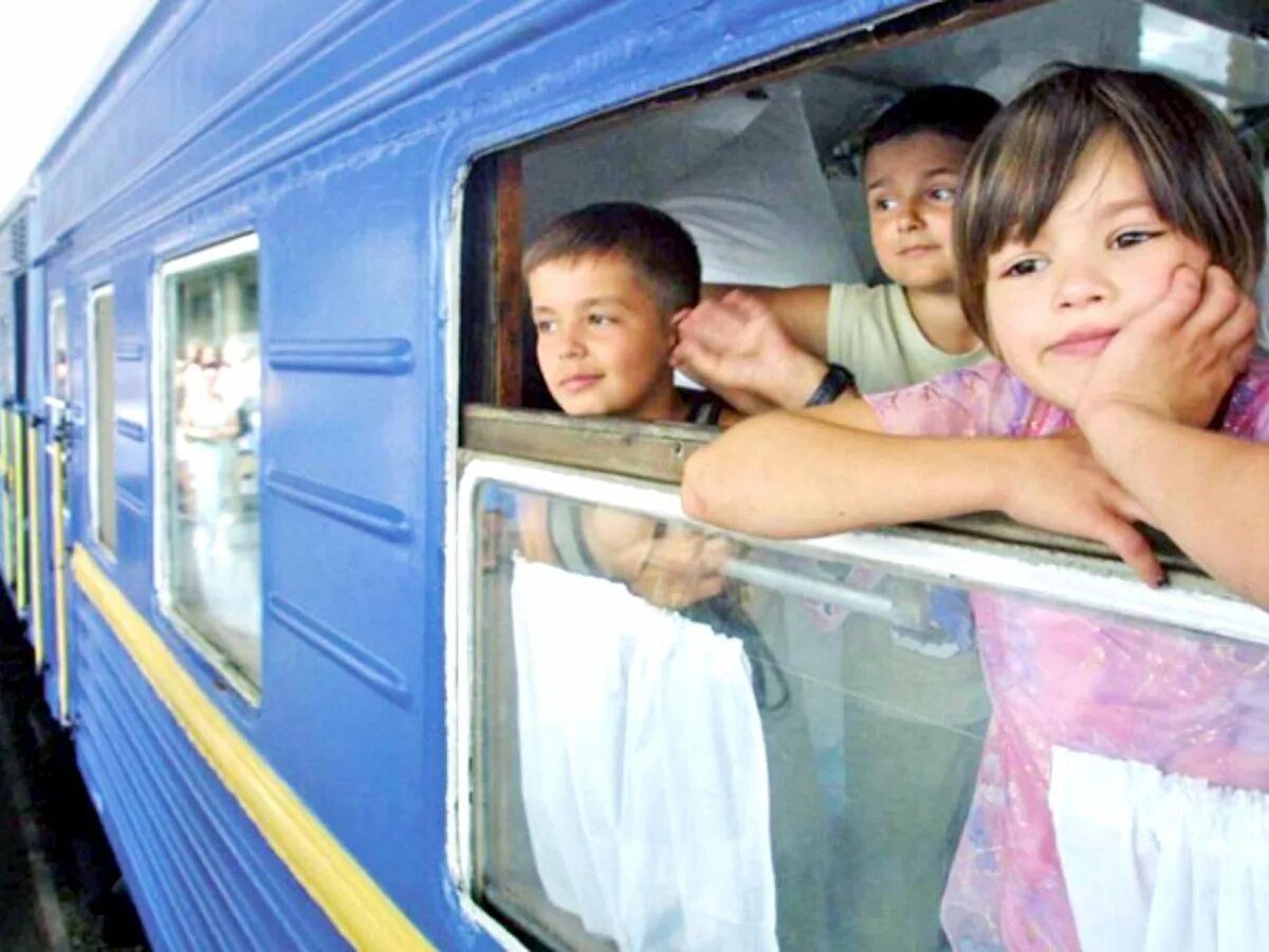 Ребенок едет на поезде с бабушкой. Поезда для детей. Путешествие с детьми на поезде. Школьники в поезде. Поезд едет на человека.