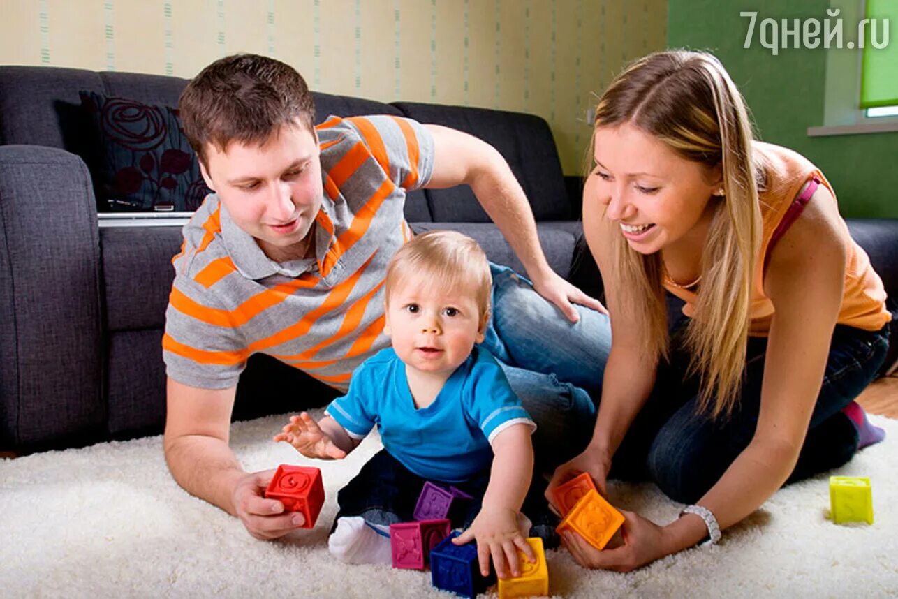 Родители и дети. Родители играют с детьми. Семья с одним ребенком. Играющие дети с родителями.