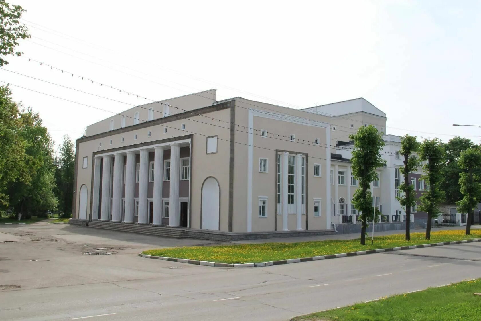 Мбук новомосковск. Дворец культуры Новомосковск. МБУК городской дворец культуры Новомосковск. Новомосковск Московская 10 дворец культуры. ДК азот Новомосковск.