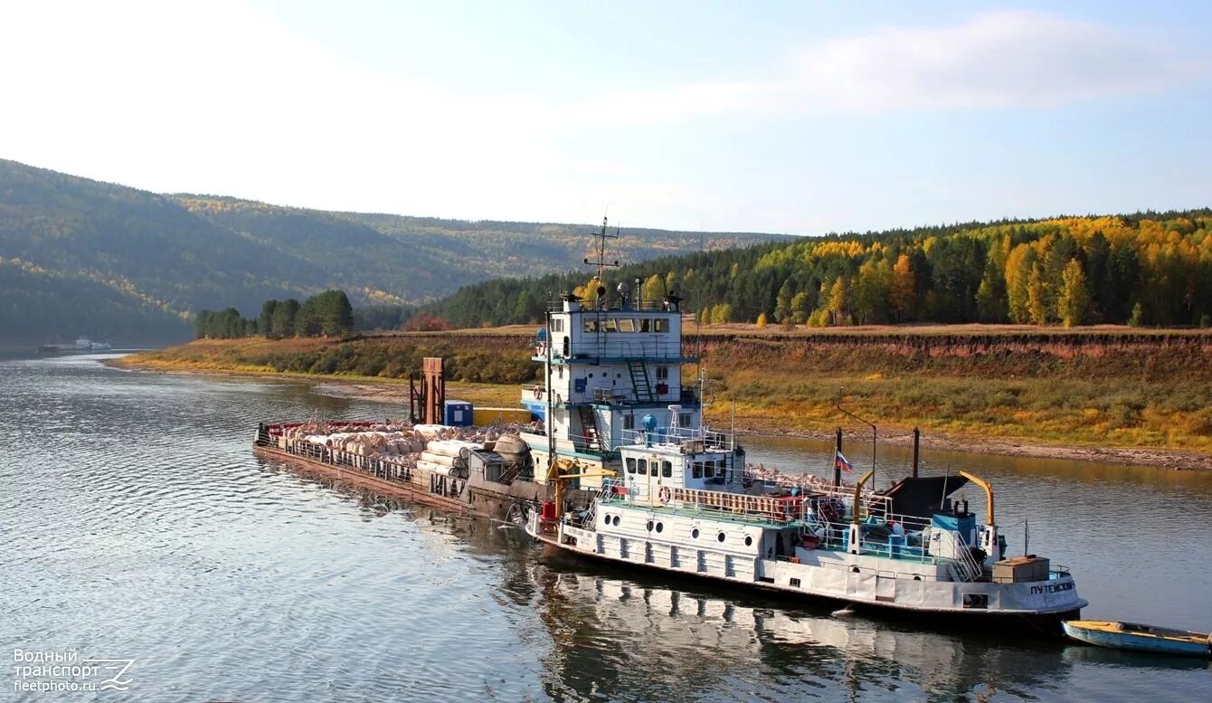 Водный транспорт н н. Киренск река Лена. Река Лена судоходная. Киренск Усть-Кут теплоход. Теплоходы на реке Лена.