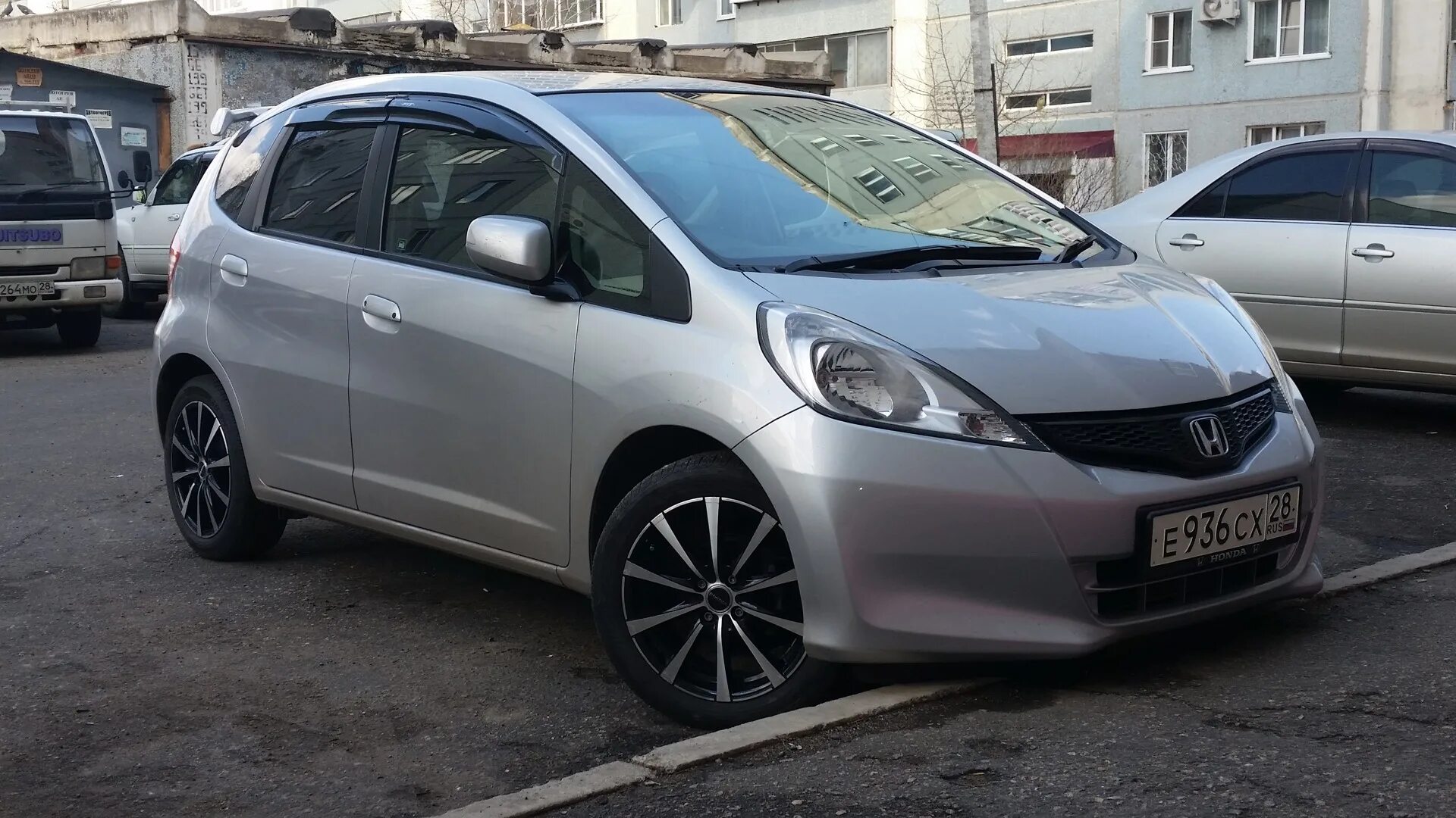 Продам фита. Хонда фит на 16 дисках. Хонда фит на 16 колесах. Honda Fit 2008 Wheel 16". Honda Fit 16 колеса.