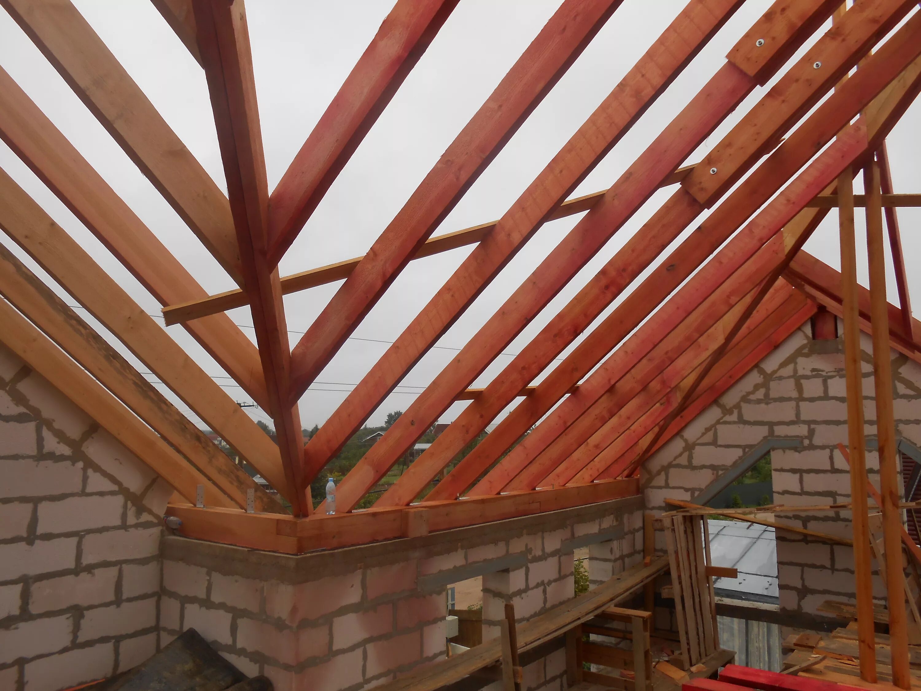 Многоскатная крыша стропильная система. Стропильная система четырехскатной. Соединение двух крыш. Стропильная система. Соединение двух крыш.