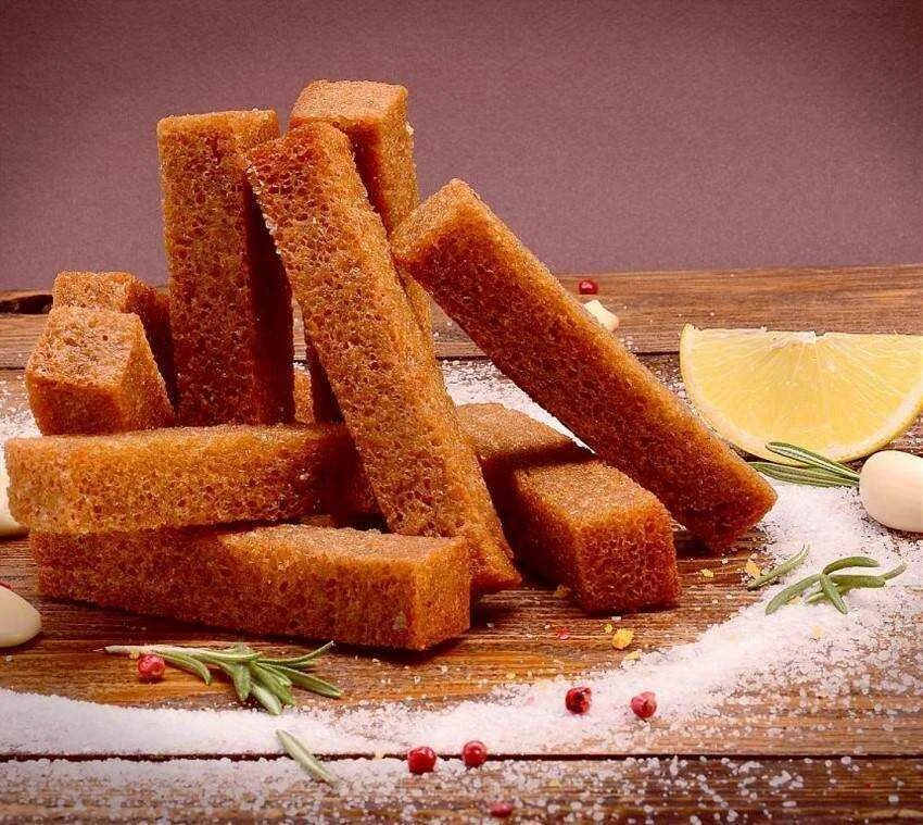 Сухари из черного хлеба с чесноком. Гренки. гренки с чесноком. гренки к пиву. сладкие гренки.