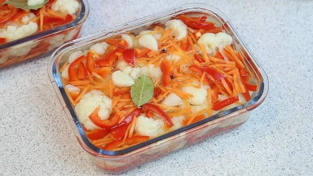 Рецепт цветной капусты с морковью на зиму. Капуста по-корейски на зиму в банках. цветная капуста по корейски на зиму. цветная капуста в маринаде с морковью и болгарским перцем. соленая цветная капуста быстрого приготовления.