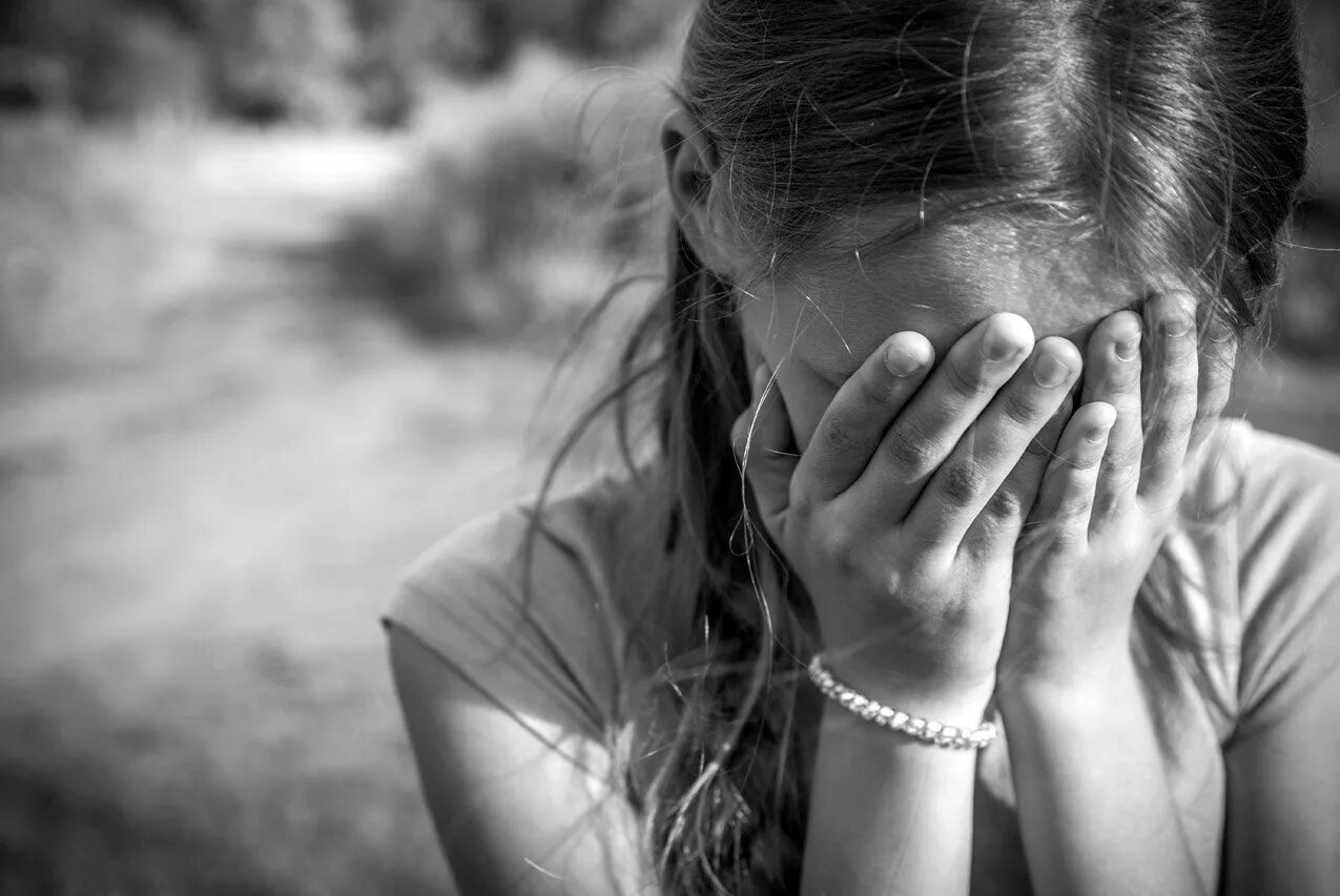 Несовершеннолетняя дочь. Девочка плачет. Насилие девочек в детском саду. Надругался над 10 летней. Надругался над 10 летней.