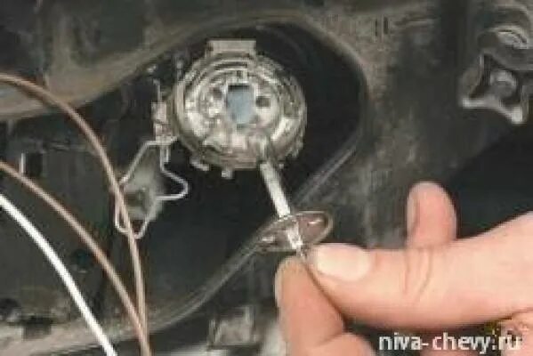 Замена ламп света ниве. Лампа ближнего света шевроле нива. лампы нива шевроле дальний свет. зажим лампы ближнего света шевроле нива. лампа ближнего света шевроле нива 2018.