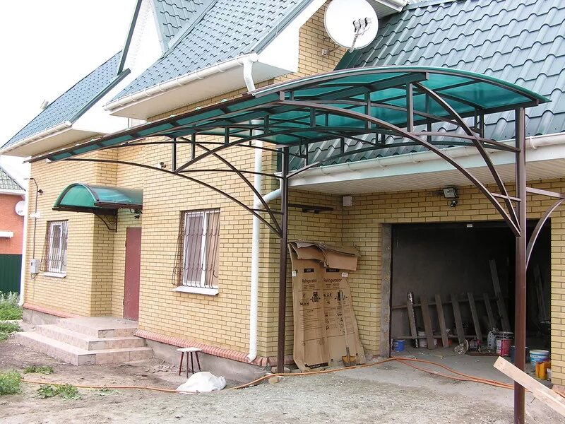 навес перед домом для машины. навес для машины рядом с домом. навес для авто в частном доме. навес перед домом для машины. навес для машины в частном доме.