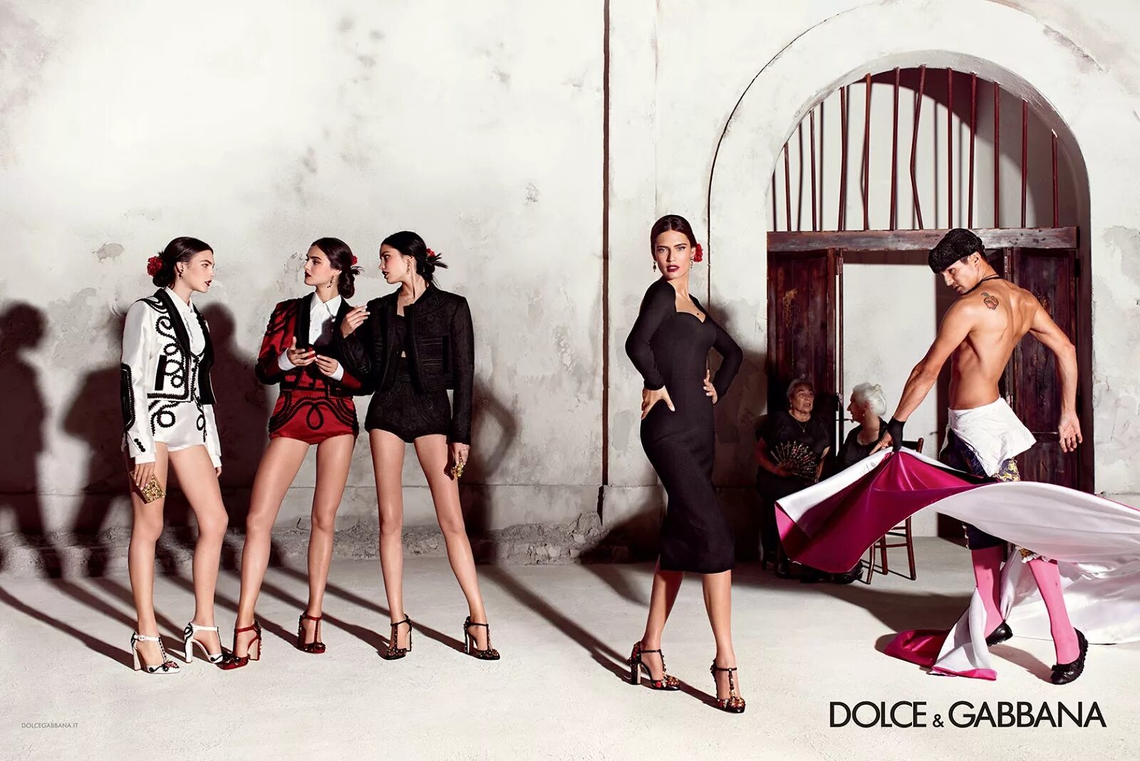 Реклама итальянское качество. Dolce Gabbana 2021 Бьянка Балти. Бьянка Балти Дольче Габбана семья. Рекламный кампейн Дольче Габбана. Дольче Габбана рекламная компания.