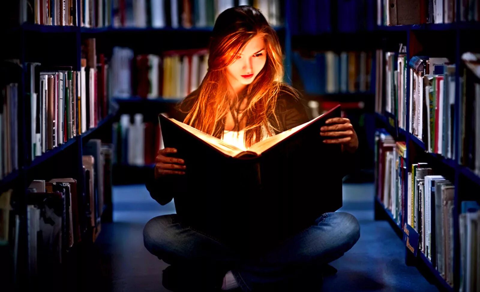 9 Августа день книголюбов. Чтение книг. Девушка с книгой. Фотосессия в библиотеке.