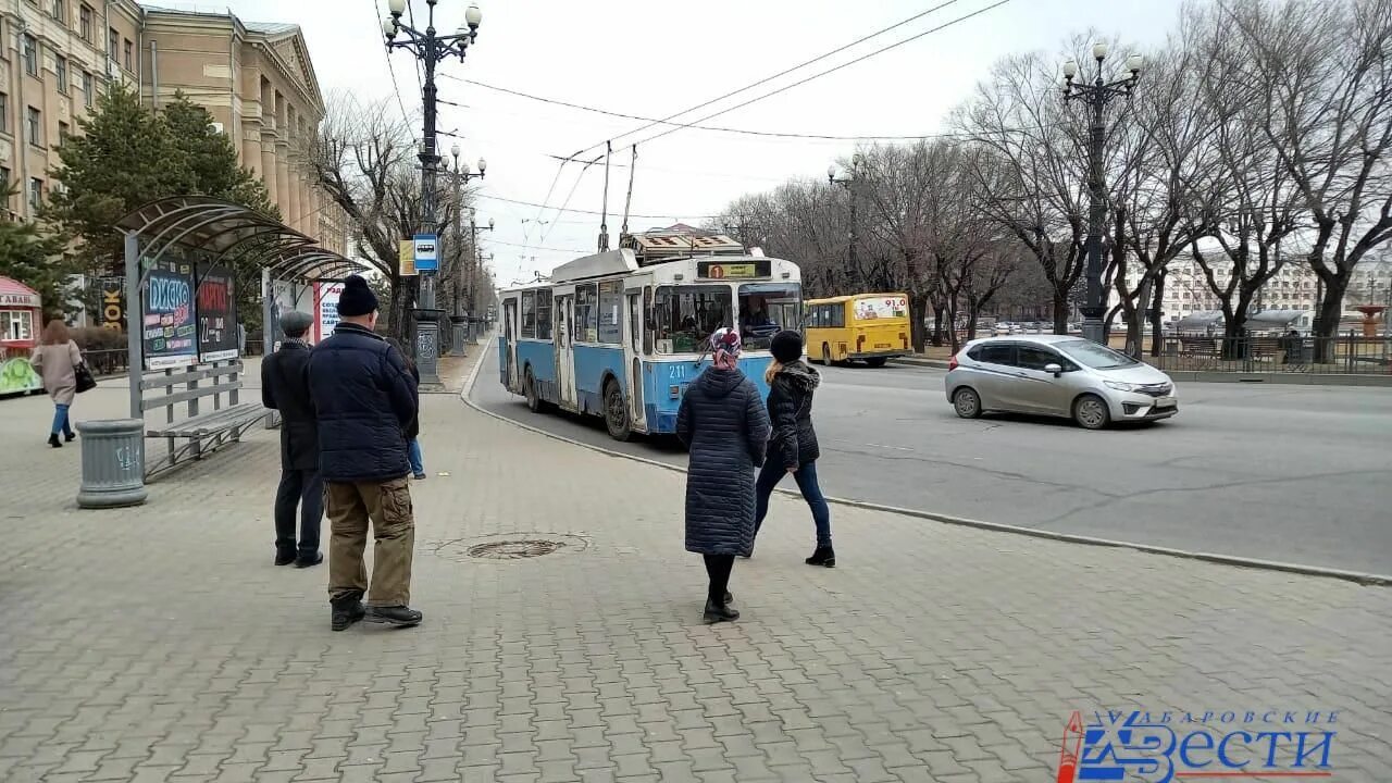 Ост хабаровск. Остановки Хабаровск. ОСТ Хабаровская Оренбург. Остановка Заводская Хабаровск. Девушки на остановке в Хабаровске.