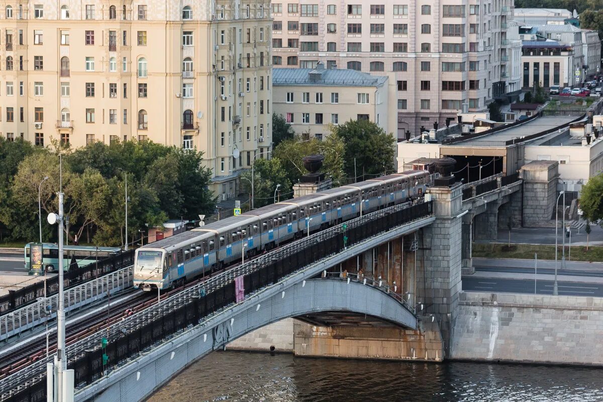 16 40 по москве. Смоленский метромост в Москве. Метромост Киевская Смоленская. Смоленская набережная метромост. Метромост Филевской линии.