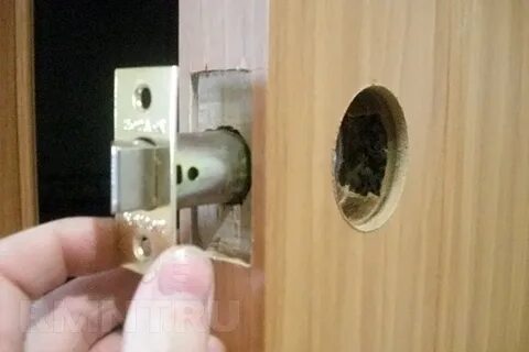 Как поставить защелку на межкомнатную