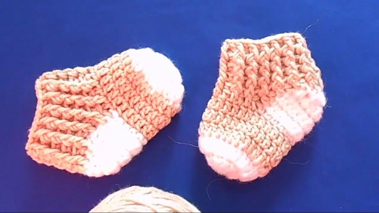 Вязаные носочки для новорожденных. Носочки для новорожденных крючком. Вязаные носочки для новорожденных крючком. Носки для новорожденных спицами для начинающих.