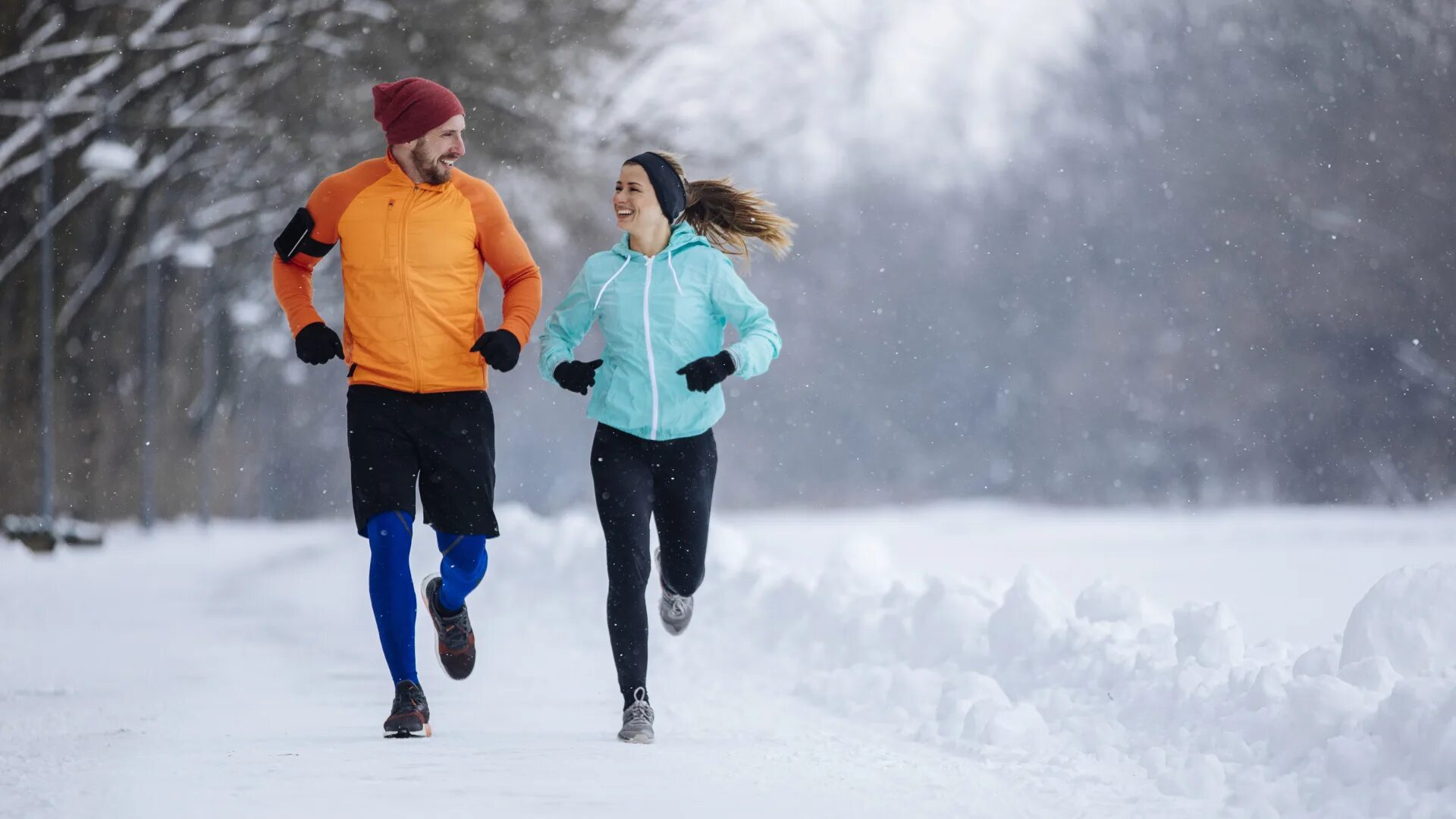 Do sport the winter. Парки для бега зимой. Забег по снегу. Легкая обувь для зимней пробежки. Холод спорту не помеха.