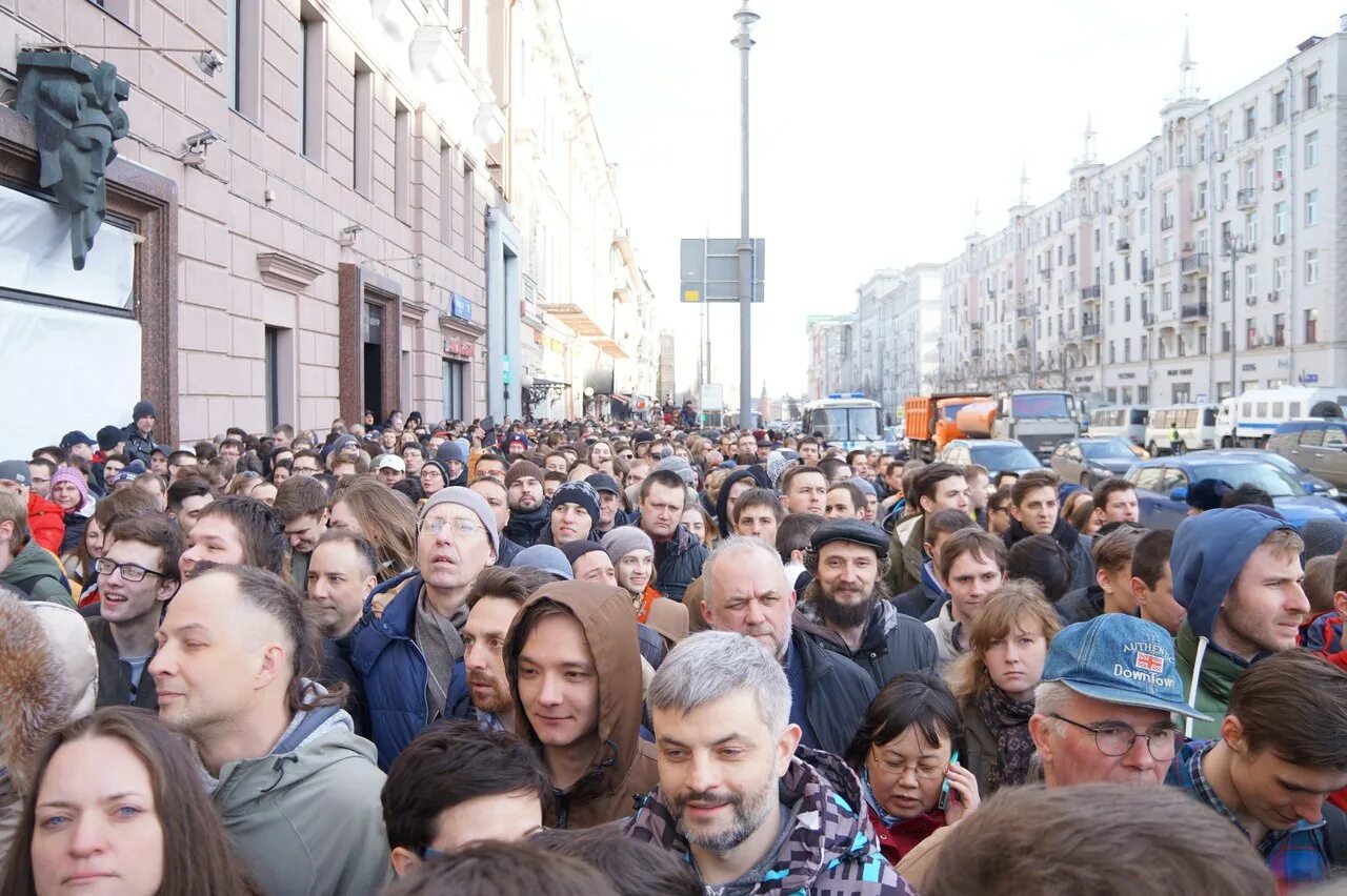 Люди на митинге. Толпа людей на улице. Толпа людей в Москве. Толпа людей на улице в Москве. Народ выходит на улицу